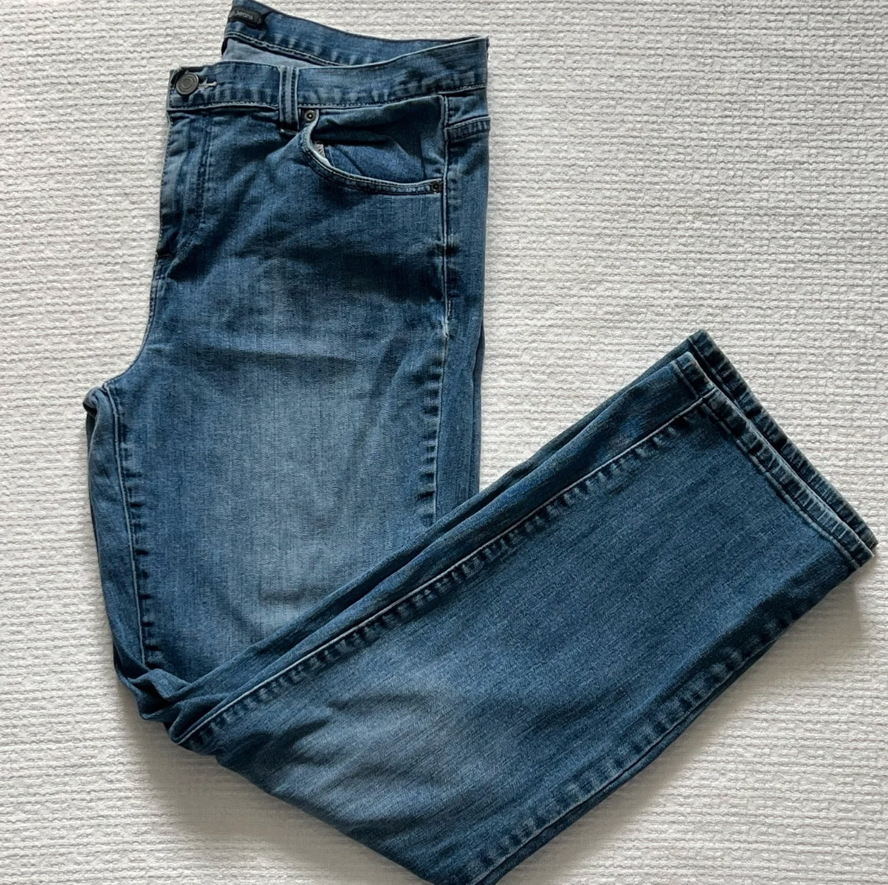 Classic Mid-Wash Jeans (M)